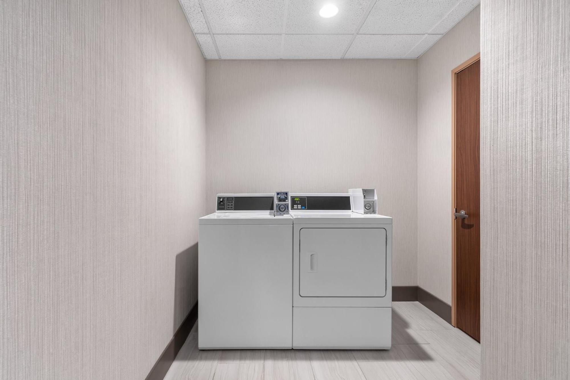 Holiday Inn Express Hotel & Suites Coralville By Ihg Zewnętrze zdjęcie