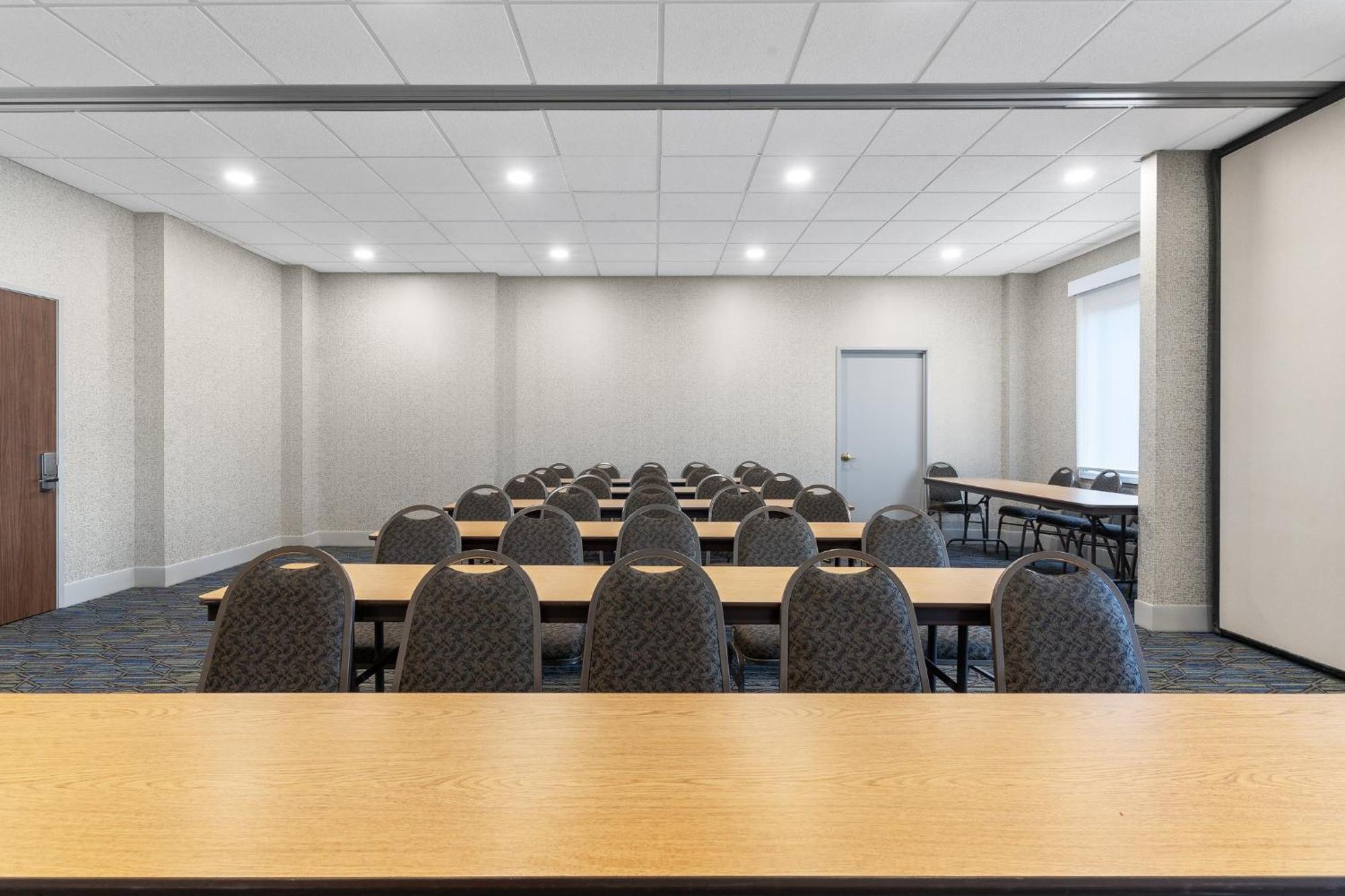 Holiday Inn Express Hotel & Suites Coralville By Ihg Zewnętrze zdjęcie