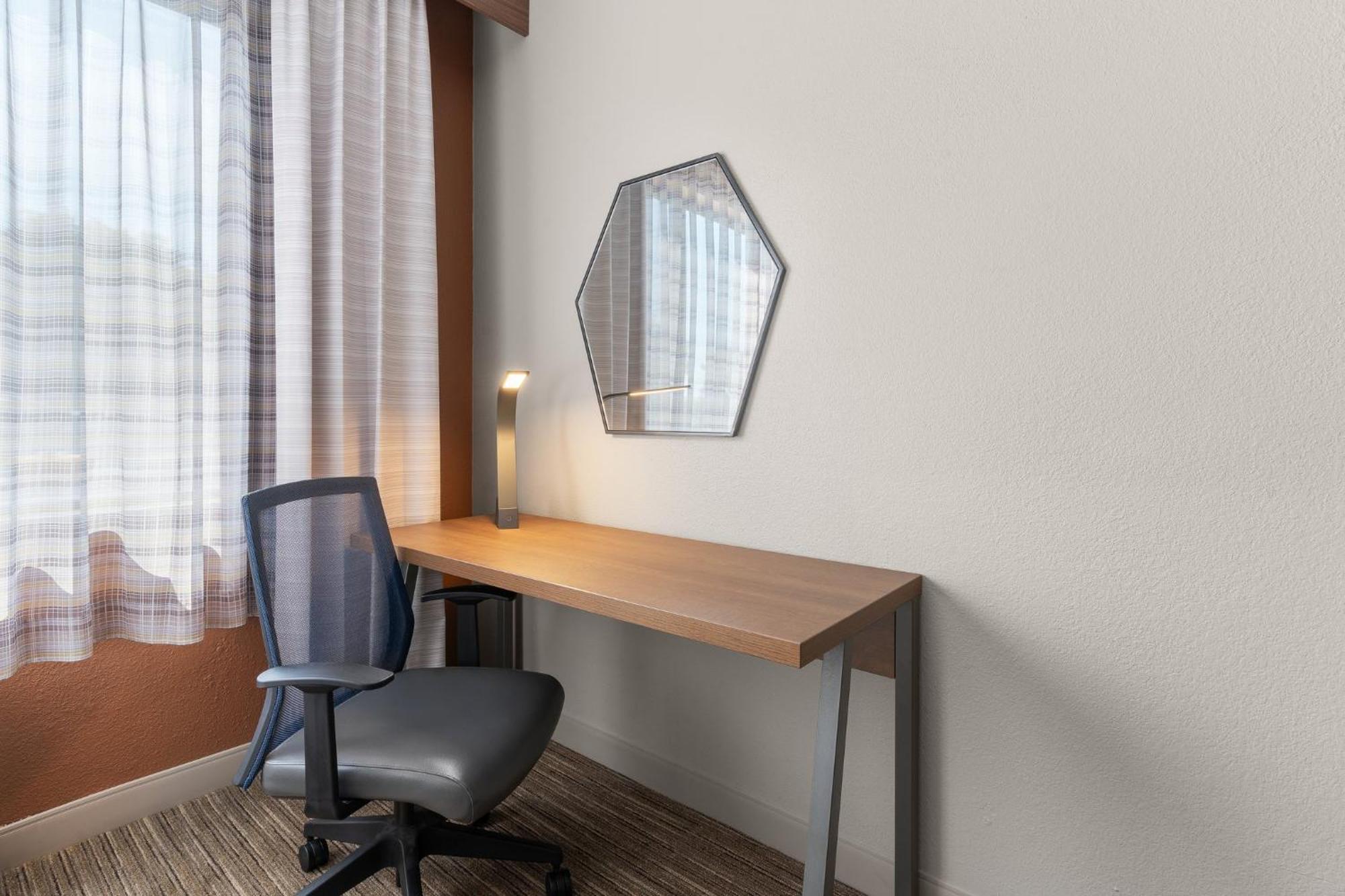 Holiday Inn Express Hotel & Suites Coralville By Ihg Zewnętrze zdjęcie