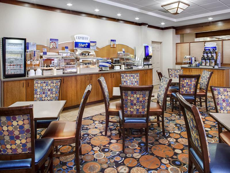 Holiday Inn Express Hotel & Suites Coralville By Ihg Zewnętrze zdjęcie